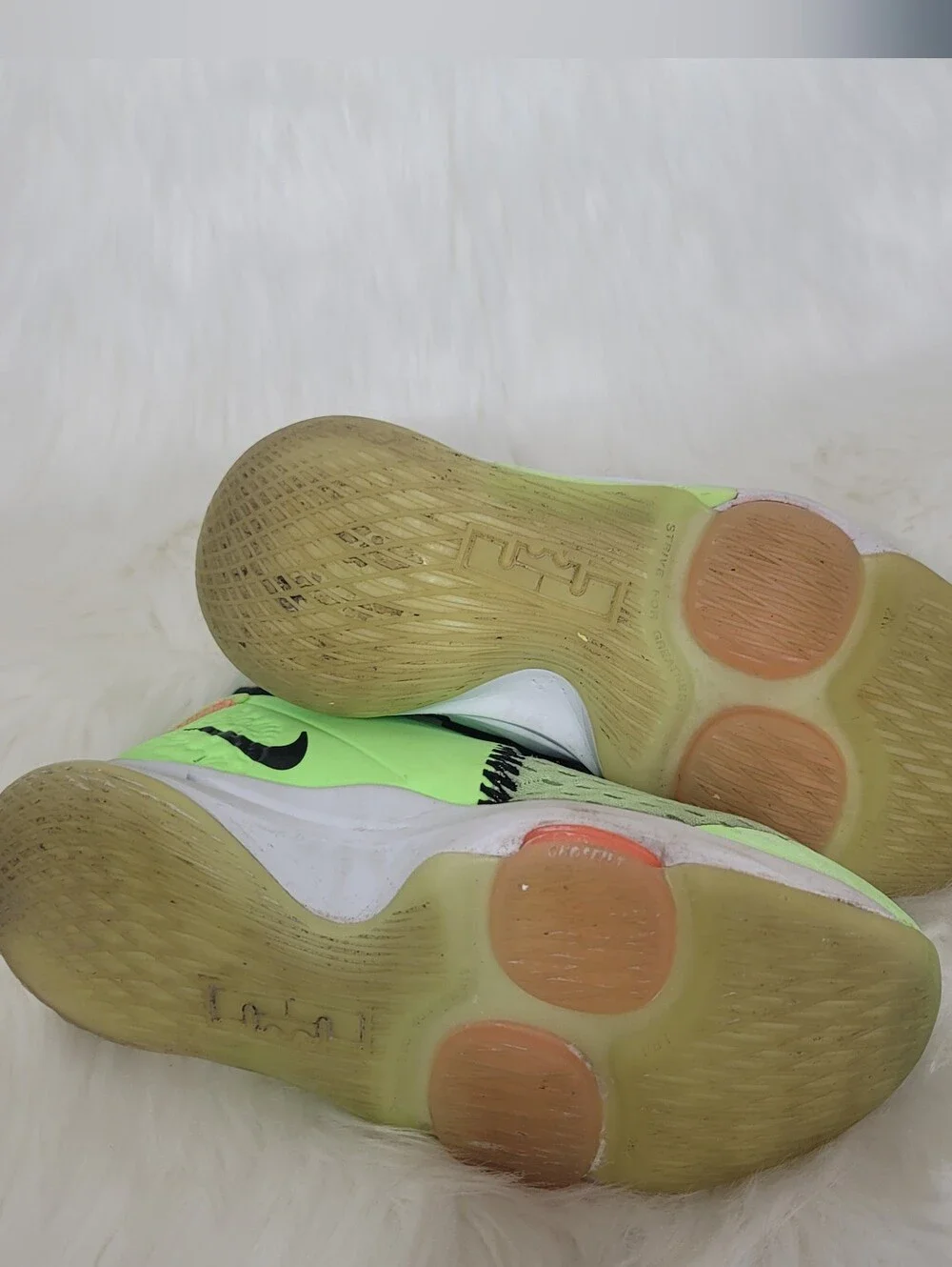 Nike LeBron Witness 5 Grinch Size 4.5y